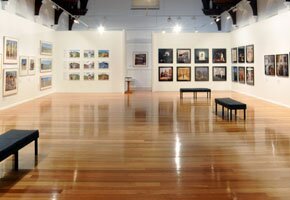 Hall of Mirrors: Anne Zahalka Portraits 1987 - 2007